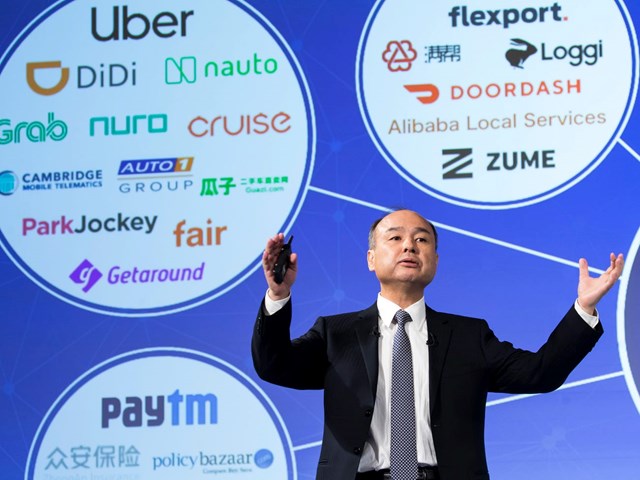 CEO SoftBank nổi tiếng trả lương hậu hĩnh cho c&aacute;c gi&aacute;m đốc c&ocirc;ng ty. Năm 2018, tổng lương thưởng của 6 gi&aacute;m đốc cấp cao tại SoftBank l&agrave; 83 triệu USD. Tuy nhi&ecirc;n, bản th&acirc;n Son lại nhận mức lương khi&ecirc;m tốn chỉ khoảng 2,1 triệu USD, theo Bloomberg. Ảnh:&nbsp;Getty Images.